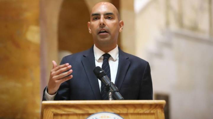 Santiago to leave post as veterans services secretary, citing focus on medical career