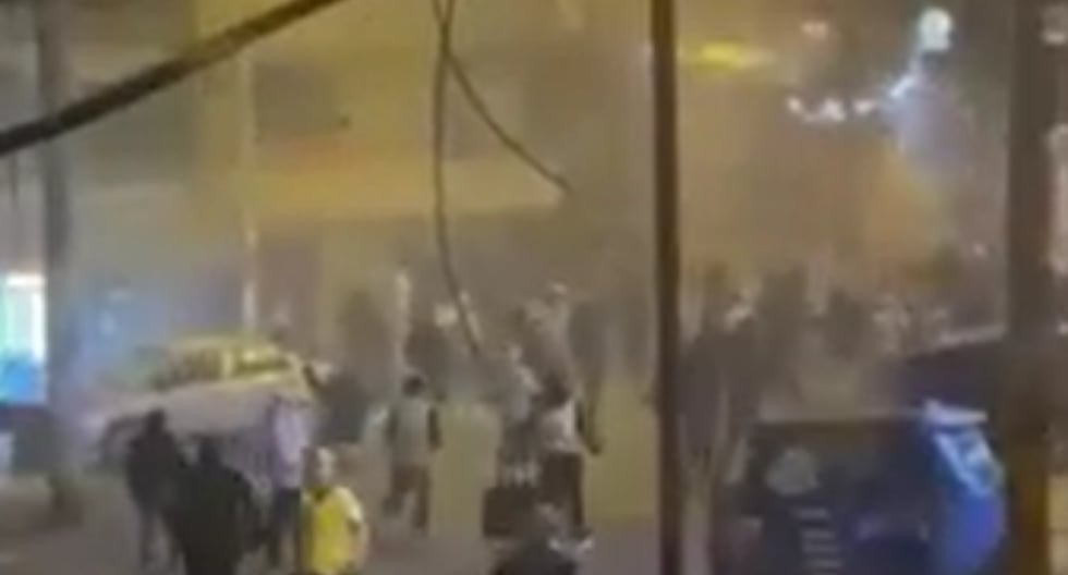 Un fallecido deja enfrentamiento entre barristas en SJL: Lo mataron a pedradas, patadas y palazos Hinchas de Alianza Lima y Universitario de Deportes se enfrentaron violentamente y mataron a pedradas 