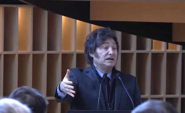 En medio del escándalo de coimas, Milei sorprendió con una anécdota: "Discutir la mía"