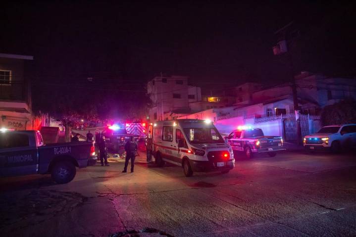 Atacan a balazos a hombre y le dejan cartulina con amenazas