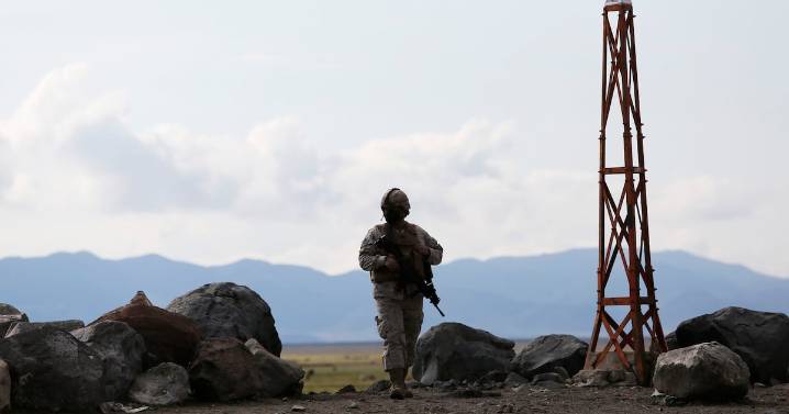 Policías bolivianos fueron detenidos en la frontera con 570 kilos de droga, armas y vehículo robado