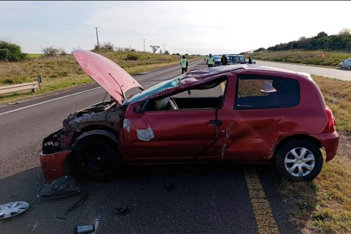 Auto despistó, cruzó de carril y volcó en la Autovía 14