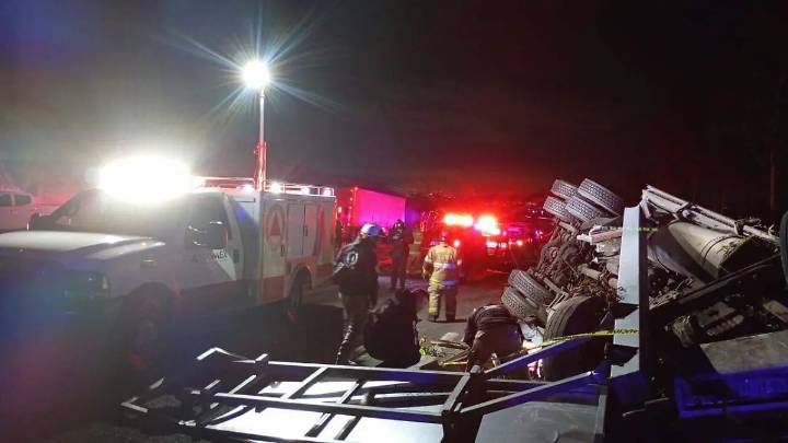Volcadura de tractocamión en la Texcoco-Calpulalpan deja un muerto y caos vial