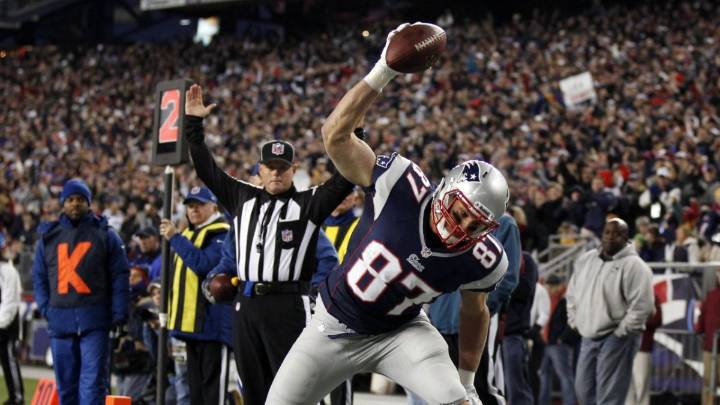 Gronk says he’ll sign for a day and retire with Patriots