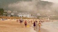 Izan la bandera roja y los socorristas ordenan salir a los bañistas del mar en la playa de Area, en Viveiro, por un vertido