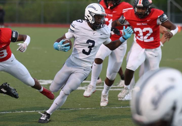 Farmington fends off Oak Park for 17-12 league victory in season opener