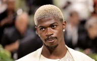 Acusan a Lil Nas X de atacar a policías tras ser sorprendido desnudo en una calle de Los Ángeles