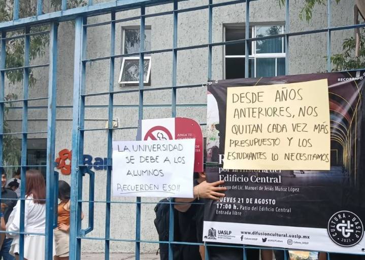 Rector Zermeño cancela becas a estudiantes, acusan