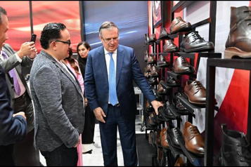 Impondrá México arancel mínimo del 25% a zapatos importados de Asia: Ebrard