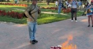 Veteran Jay Carey Arrested After Burning a Flag at the White House to Protest Donald Trump‘s Order