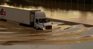 Mueren padres e hijo al caer árbol sobre su auto durante tormentas en Tennessee