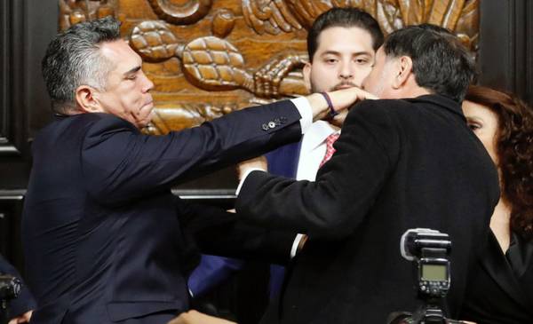 VIDEO.- México: senadores terminaron a las trompadas en plena sesión