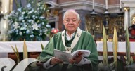 Actuar con congruencia y ser cercanos a la gente, pide arzobispo de Puebla a diáconos