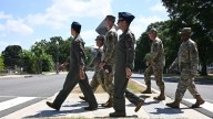 Las primeras tropas de la Guardia Nacional son vistas en Washington DC para combatir la ola de violencia en la capital
