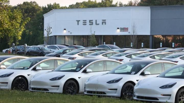 Tesla Reportedly Shuts Down AI Project Weeks After Musk Called It “Spectacular”