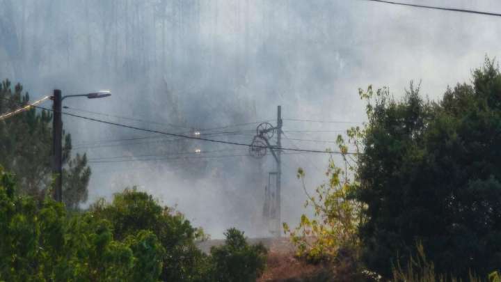 Un incendio al sur de Lugo activa Situación 2 de emergencia y obliga a cortar la línea férrea Monforte