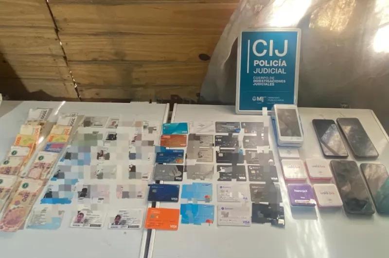 Un falso taxista fue detenido por robar tarjetas a pasajeros alcoholizados y usarlas para fraudes millonarios