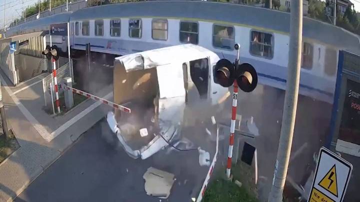 Vídeo: Las impactantes imágenes de un tren que arrolla a una furgoneta y el conductor sobrevive