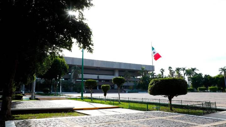 Capturan a dos sujetos tras persecución frente al Palacio de Gobierno en Culiacán