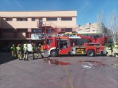 Los bomberos sofocan un incendio en un contenedor