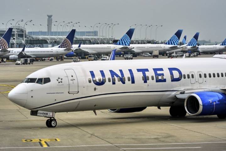 United Airlines resolves tech issue that grounded flights, but travel disruptions continue