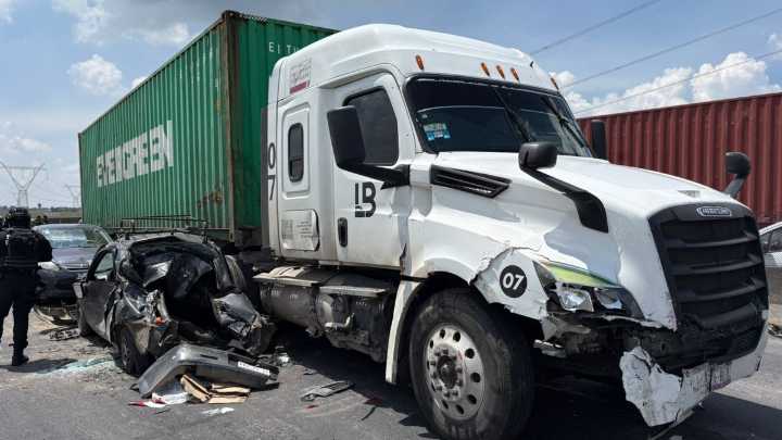 Carambola en el Libramiento Bicentenario; tráiler impacta 11 autos en Toluca