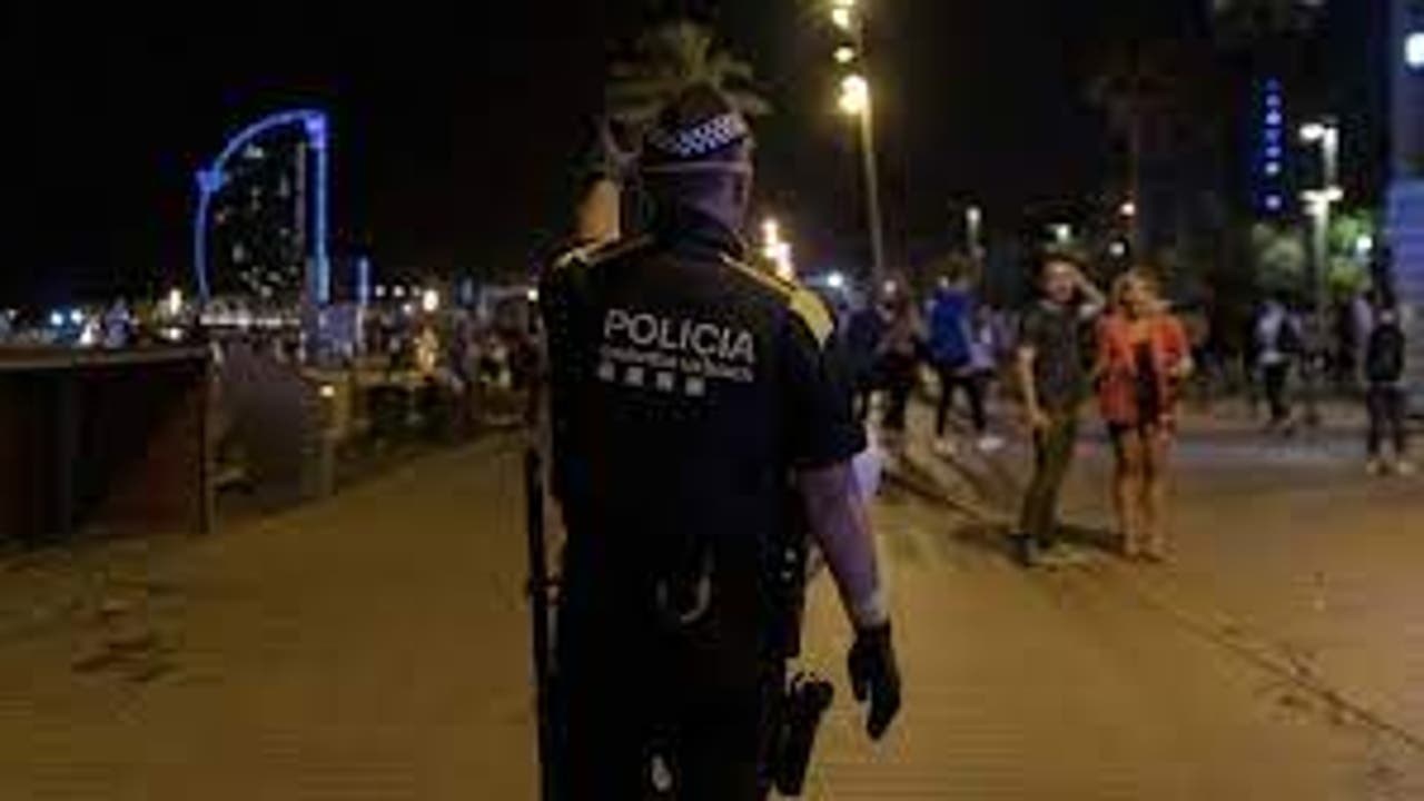Pánico en la Barceloneta: un hombre apuñala con una aguja a dos jóvenes y la policía afirma que "no es suficiente" para detenerlo