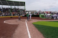 Gobernador de Coahuila inaugura campo de béisbol en Parras con inversión de 5.7 mdp