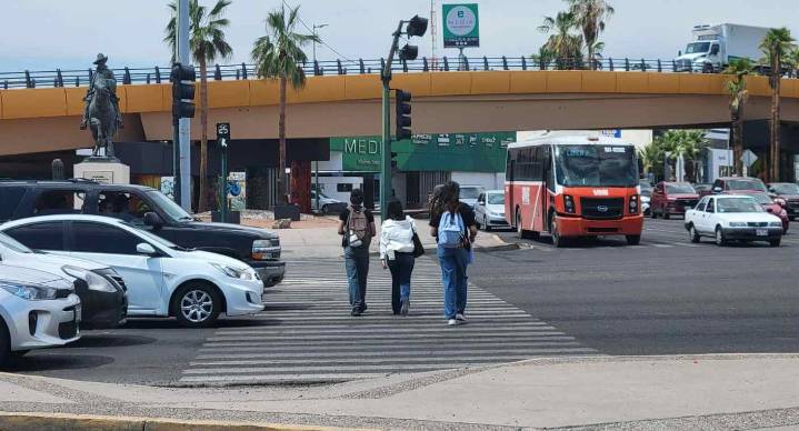 Incrementa flujo vehicular tras segundo día tras regreso a clases universitarias en Hermosillo