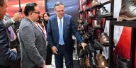 México impondrá arancel mínimo del 25% a zapatos importados de Asia: Ebrard