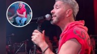 Famoso cantante sufre accidente en pleno concierto; el escenario ‘se lo tragó’