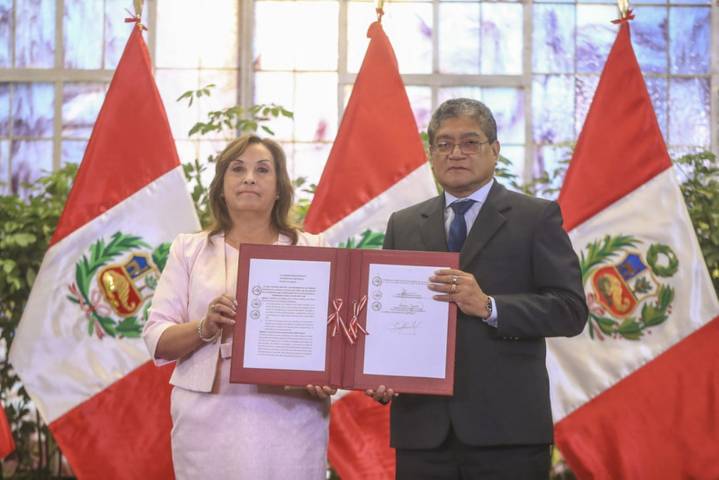 Dina promulga ley de amnistía a favor de miembros de FF.AA y PNP