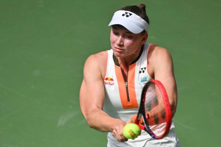 Raducanu descarrila en el Abierto de EU ante el cañón de Rybakina