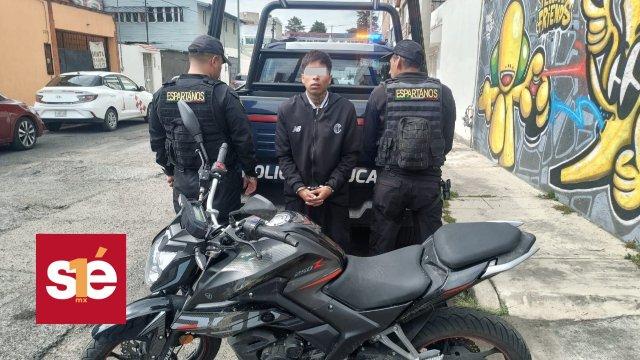 Capturan en Toluca a tres hombres con vehículos robados, uno ligado a robos en Oxxo