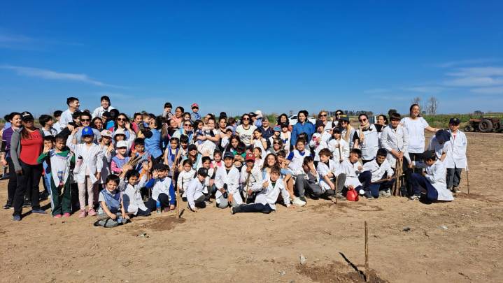 Día del Arbol | Forestaron el perímetro del ex basural de Gobernador Ugarte