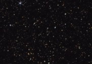 Entre estrellas y agujeros negros: la nueva teoría sobre los pequeños puntos rojos
