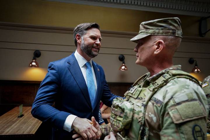 Abuchean al vicepresidente de EU durante visita a tropas en Washington, DC