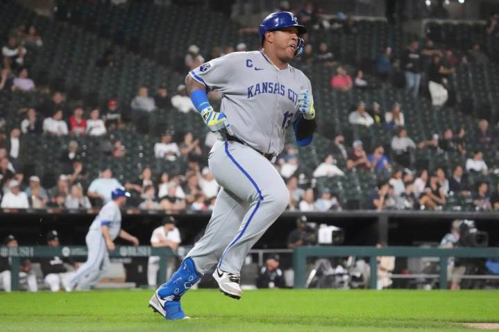 Salvador Pérez hace historia en la aplastante victoria de los Reales 12-1 sobre los Medias Blancas – Chicago Tribune