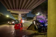Mujer es llevada al hospital tras chocar contra muro en la Avenida Internacional