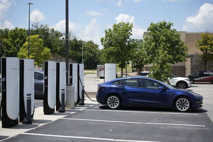 Federal funding resumes for electric vehicle charging sites