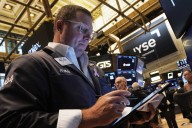 Tech stocks drive S&P/TSX composite lower, U.S. markets flat amid hot macro data