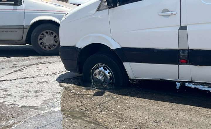 Vecinos denuncian riesgo sanitario y vial por alcantarilla abierta y fuga de aguas negras en la Avenida Simón Díaz