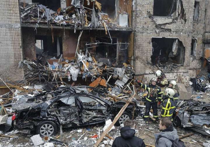 Al menos diez muertos en un gran ataque ruso contra Kiev que daña un edificio de la UE