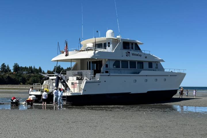 U.S.-flagged vessel finds itself stranded on Vancouver Island beach