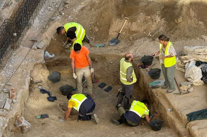 La construcción de un parking en Madrid desvela huesos y otros restos de un cementerio impulsado por Carlos IV
