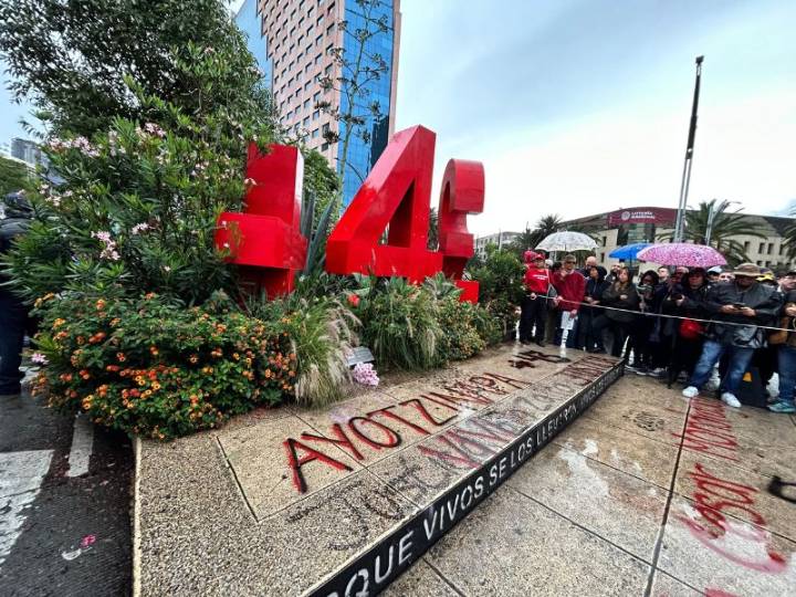Padres de los 43 normalistas decidirán a sus nuevos representantes jurídicos