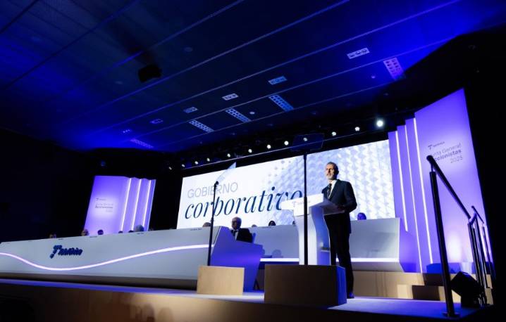 Telefónica roza máximos del año en Bolsa y supera la subida del sector