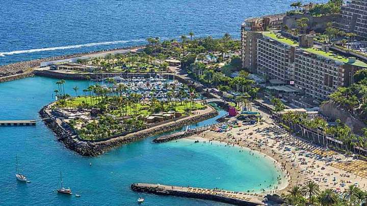Arena blanca de Bahamas y aguas turquesas: la playa más caribeña de España