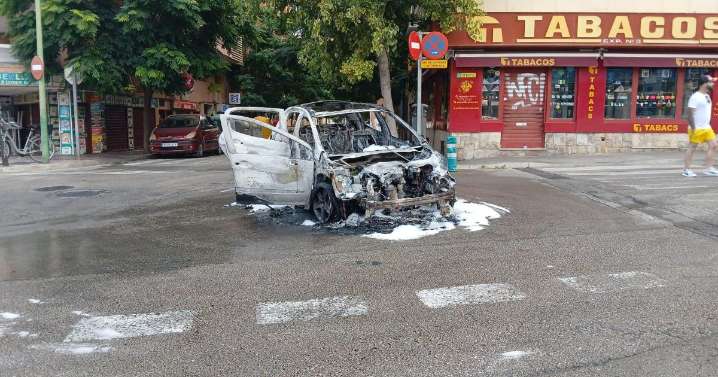 Arde un coche espontáneamente en mitad del Arenal