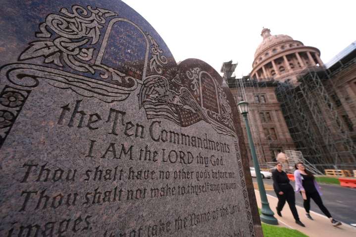 Juez bloquea en Texas la ley que ordenaba exhibir los Diez Mandamientos en las aulas